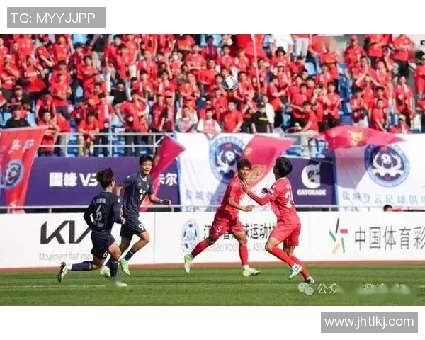 足球巨星真情赠送签名球衣引发球迷热烈追捧瞬间感动全场